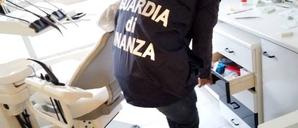 AVEZZANO: STUDIO ODONTOIATRICO ABUSIVO IN ATTIVITA’ DA 9 ANNI, DENUNCIATO FINTO DENTISTA