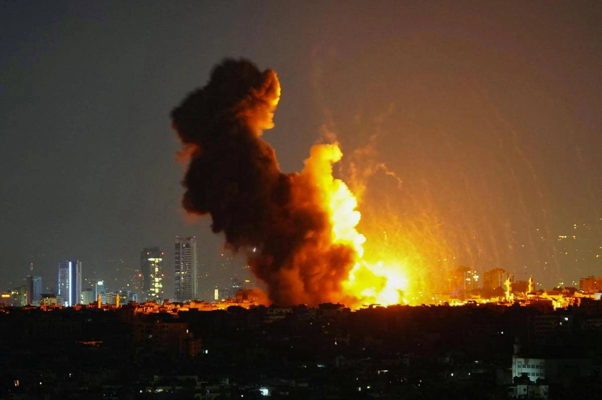 ISRAELE ATTACCA L’IRAN, RAID SU SITI MILITARI, TEHERAN LANCIA DRONI E GIURA VENDETTA