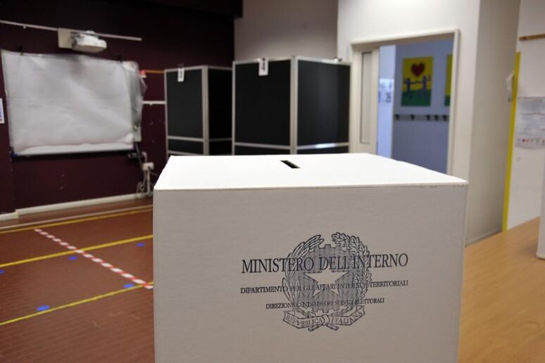ELEZIONI: URNE CHIUSE, AL VIA LO SPOGLIO PER REFERENDUM E COMUNALI