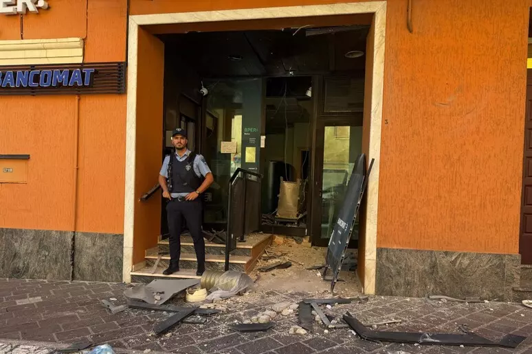 BANDITI FANNO ESPLODERE IL BANCOMAT DELLA BPER A FOSSACESIA: DANNI INGENTI E BOTTINO DA QUANTIFICARE