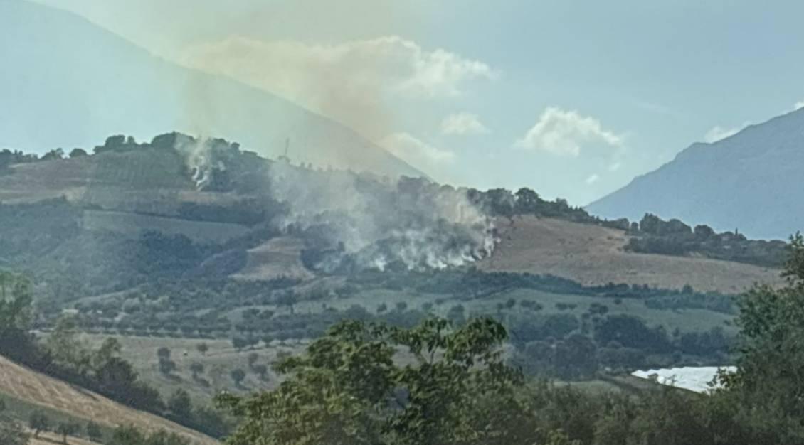 CAMPLI: DIVAMPA INCENDIO IN LOCALITA’ PAGANNONI, CHIESTO INTERVENTO MEZZO AEREO