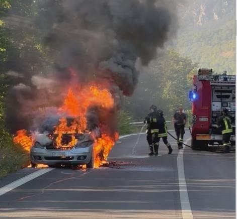 L’AQUILA: AUTO IN FIAMME LUNGO LA VIA MAUSONIA, VIGILI DEL FUOCO IN AZIONE