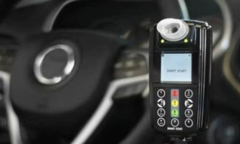 GUIDA IN STATO DI EBBREZZA: DA OGGI OBBLIGO DELL’ALCOLOCK IN AUTO PER CONDANNATI