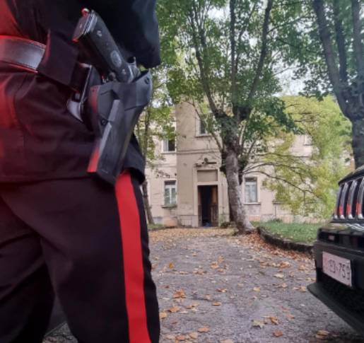 L’AQUILA: RAPINATO E PRESO A BASTONATE A COLLEMAGGIO, MINORENNE ARRESTATO IN FLAGRANZA DI REATO