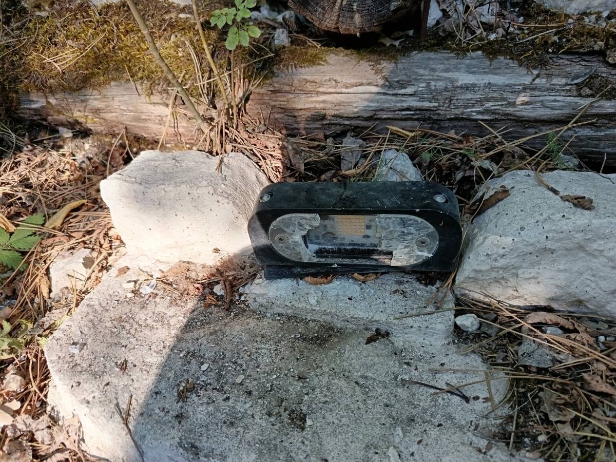 L’AQUILA: VANDALI IN AZIONE LUNGO IL SENTIERO DI MADONNA FORE, DISTRUTTI I SEGNAPASSI LUMINOSI