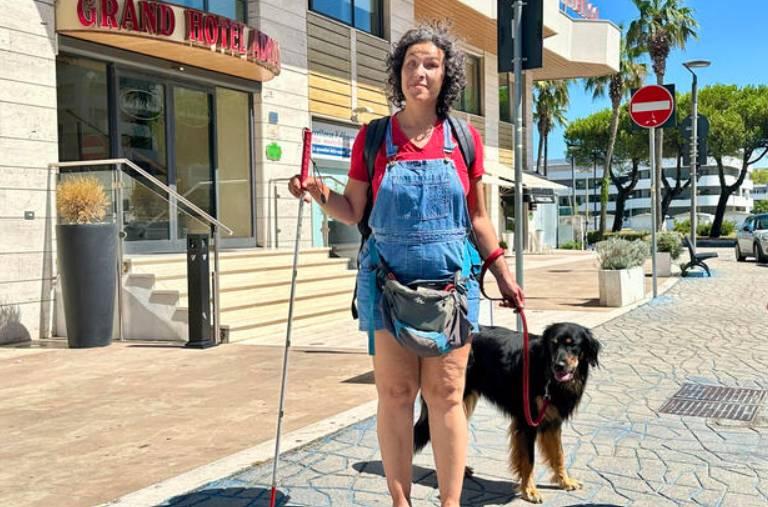 TURISTA CON CANE GUIDA LASCIATA A PIEDI A PESCARA: TASSISTA CHIEDE SCUSA, “PRONTO A PORTARLI”