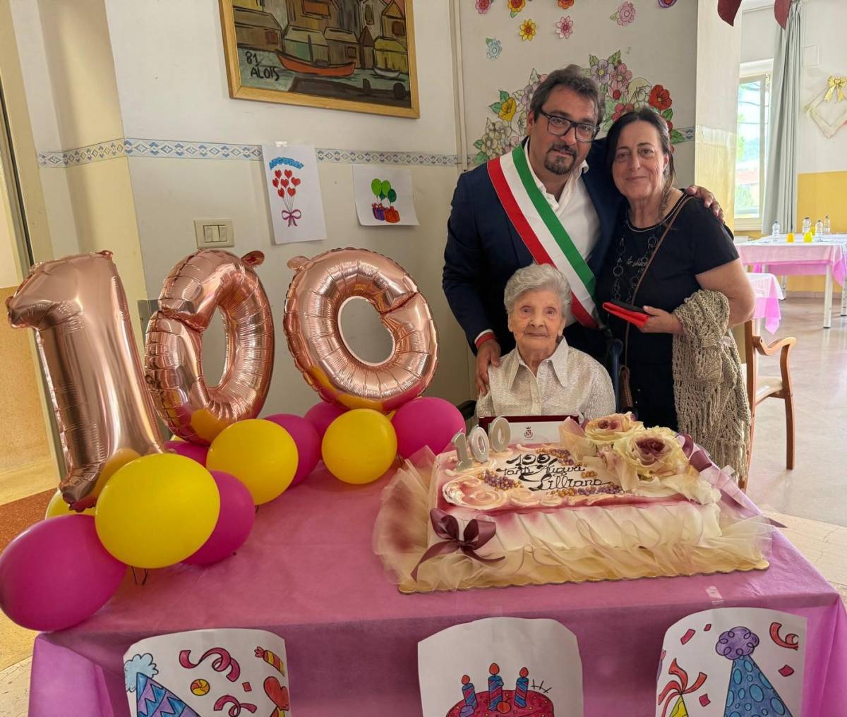 NONNA LILIANA FESTEGGIA 100 ANNI: IL SINDACO DI TERAMO LE CONSEGNA UNA TARGA PER CONTO DEL COMUNE