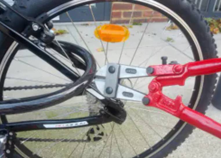 CHIETI: RUBA BICI ELETTRICA, E DOPO INSEGUIMENTO PRENDE A CALCIO E PUGNI AGENTI POLIZIA