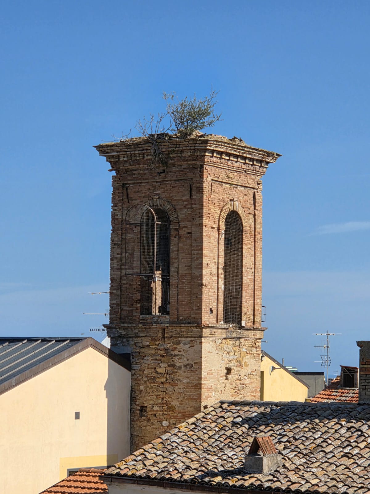 CAMPANILE DANNEGGIATO DAL NUBIFRAGIO A FOSSACESIA: L’AREA MESSA IN SICUREZZA E RILIEVI IN CORSO