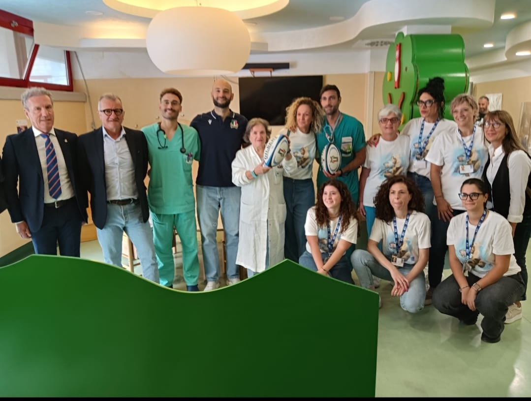 L’AQUILA: GLI ARBITRI ÉLITE DI RUGBY REGALANO GIOIA E DONI AI BAMBINI RICOVERATI IN OSPEDALE
