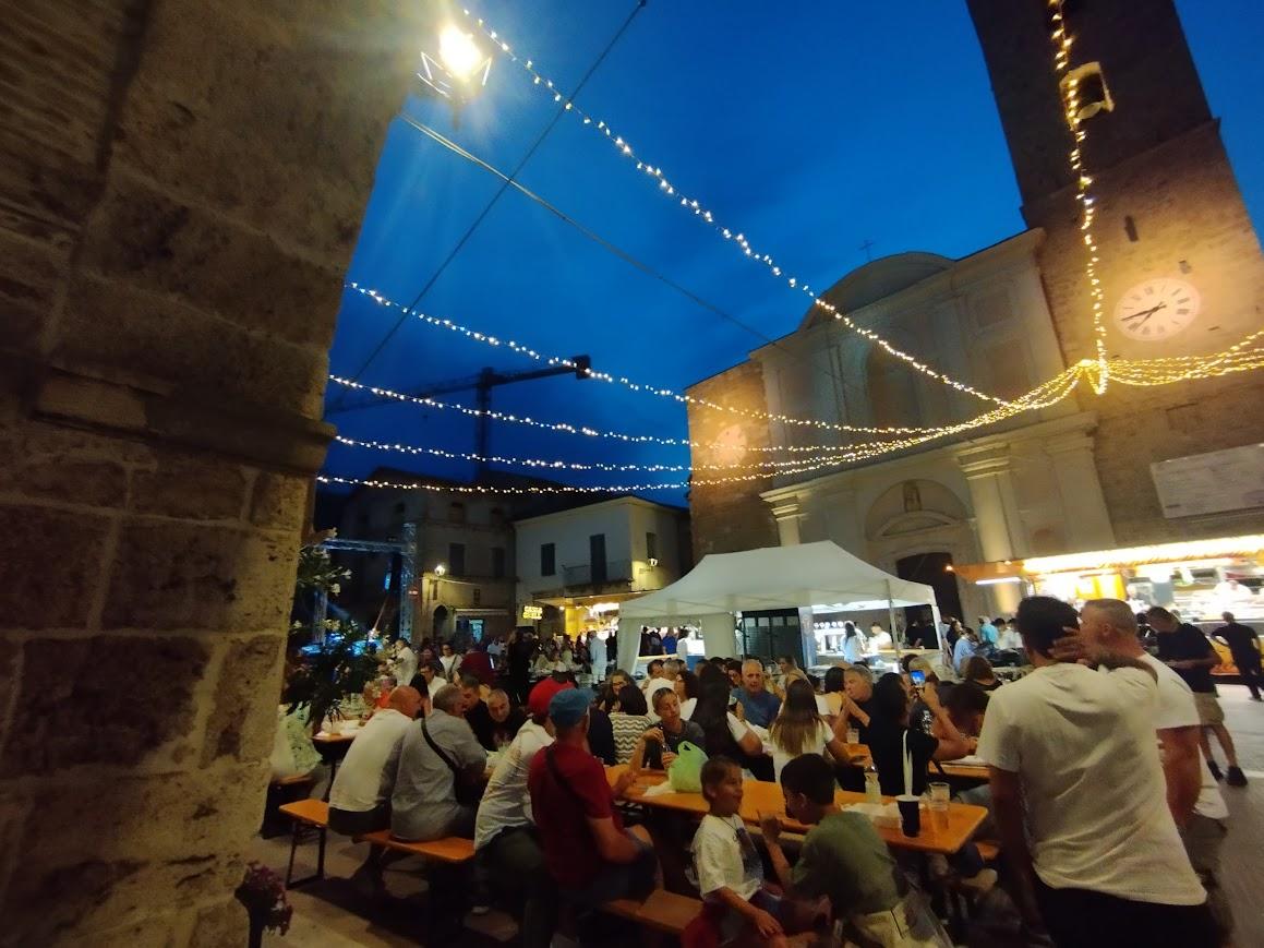 SAGRA PORCHETTA CAMPLI: MIGLIAIA DI PRESENZE, CENA CON BIG DELLA POLITICA APPASSIONATAMENTE INSIEME