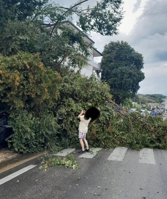 FOSSACESIA: VIOLENTO NUBIFRAGIO, TROMBA D’ARIA, DANNI INGENTI E DUE FERITI