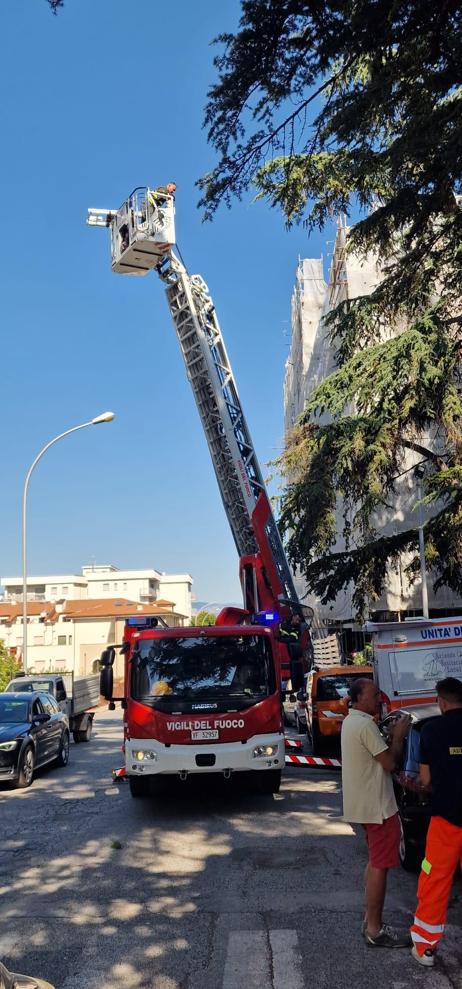 L’AQUILA: MALORE PER UN OPERAIO DI 68 ANNI AL LAVORO SU UN TETTO, CAOS TRAFFICO IN VIA XX SETTEMBRE