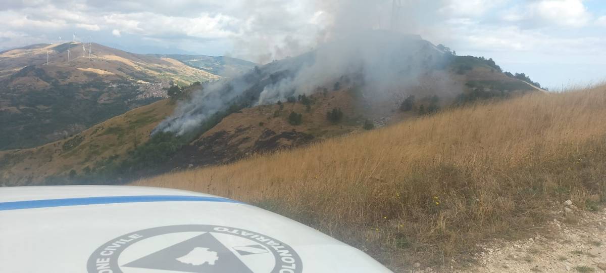 SCHIAVI D’ABRUZZO: INCENDIO IN CORSO, IN AZIONE ELICOTTERO LINCE ROSSA