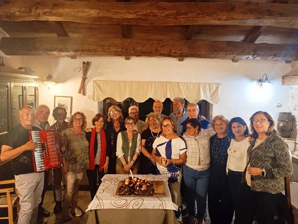 FESTA A ROCCA DI MEZZO CON SPUMANTE E BUON CIBO PER FESTEGGIARE I SETTANTENNI DEL PAESE