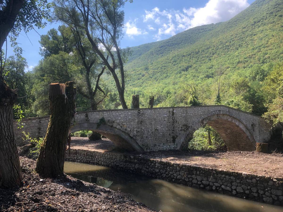 FIUME ATERNO: CONCLUSA BONIFICA A TUTELA DEL PREZIOSO PONTE ROMANO DI FONTECCHIO