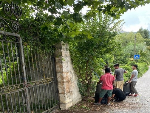 L’AQUILA: MIGRANTI RIPULISCONO LA STRADA E TOLGONO ERBACCE PRESSO LA FERMATA DEL BUS A SANT’ELIA