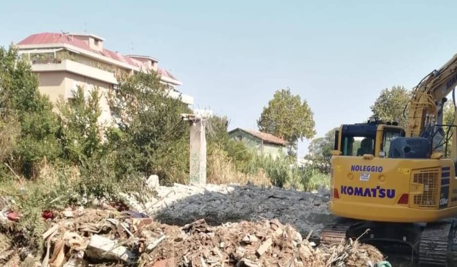 PESCARA: INIZIATO L’ABBATTIMENTO IN VIA TAVO DEI PALAZZI CLERICO