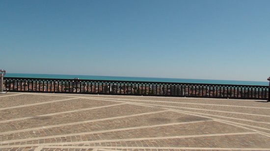 GIULIANOVA: TENTA IL SUICIDIO DAL BELVEDERE, BRIGADIERE DI ROVIGO INTERVIENE E LO SALVA
