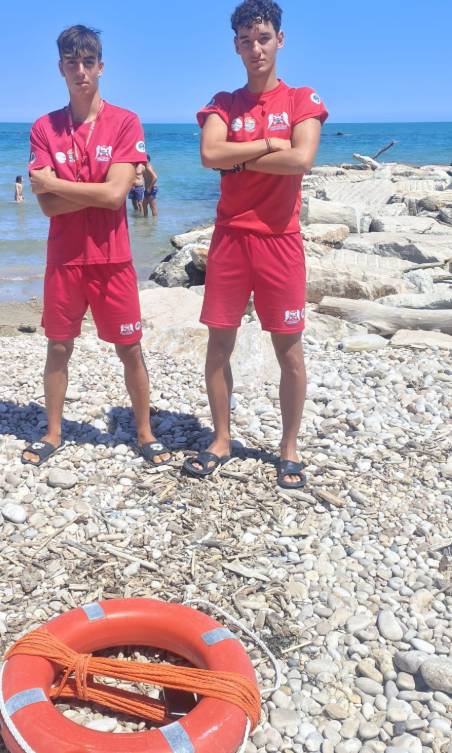 FOSSACESIA: QUATTRO BAMBINI SALVATI DALLA CORRENTE, “INTERVENTO EROICO BAGNINI E CITTADINI”