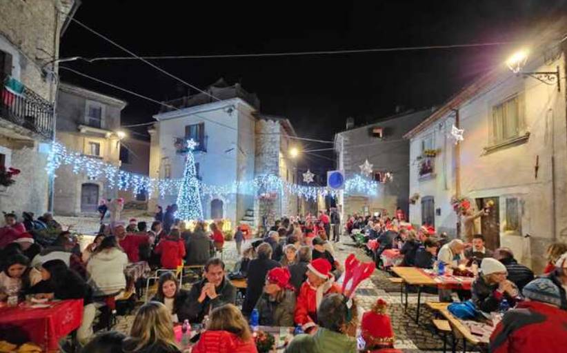 FREDDO INVERNALE, NEL BORGO ABRUZZESE SI FESTEGGIA IL “NATALE” D’ESTATE