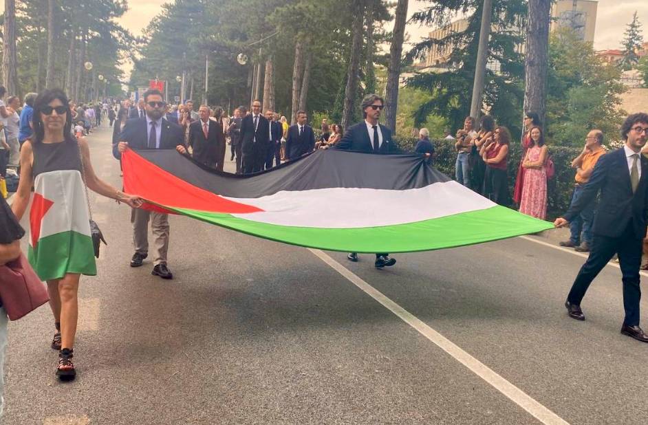 PERDONANZA 2025: CONSIGLIERI CENTROSINISTRA SFILANO CON LA BANDIERA DELLA PALESTINA