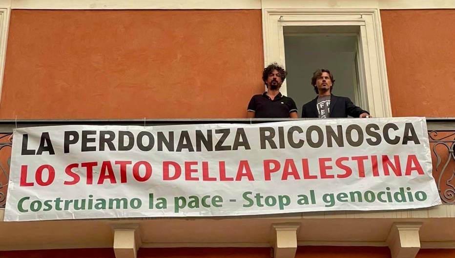 L’AQUILA: “LA PERDONANZA RICONOSCA LO STATO DELLA PALESTINA”, STRISCIONE SU BALCONE SEDE PD