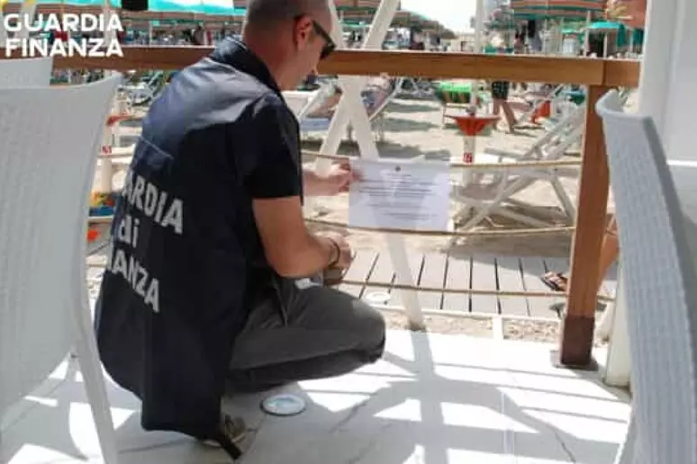 PESCARA: FINANZA SEQUESTRA STABILIMENTO BALNEARE, CINQUE INDAGATI PER BANCAROTTA FRAUDOLENTA