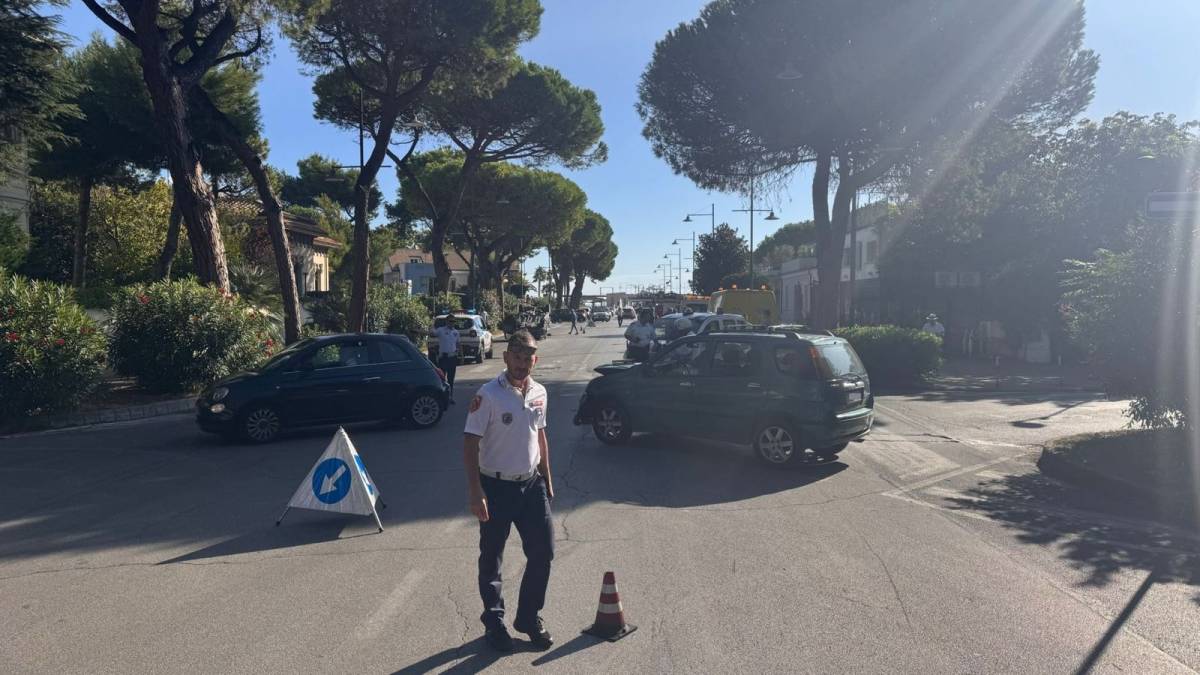 PESCARA: SCONTRO TRA AUTO IN VIALE LUISA D’ANNUNZIO, DUE FERITI LIEVI