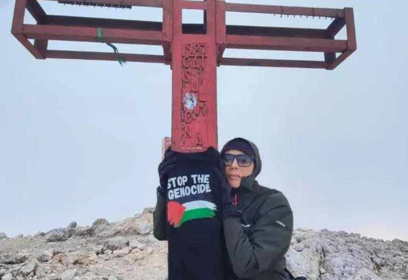 “STOP GENOCIDIO A GAZA”: L’ATTRICE DANIELA POGGI SUL MONTE AMARO CON LA BANDIERA DELLA PALESTINA