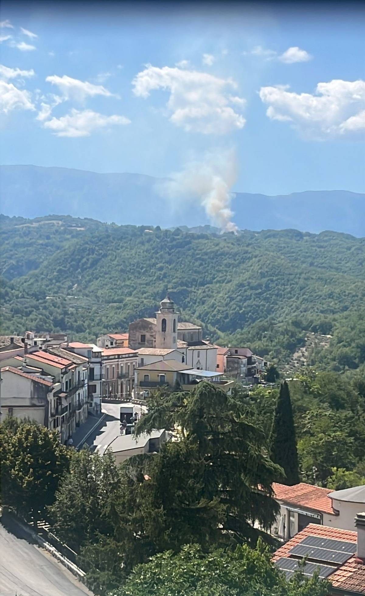 ABBATEGGIO: DIVAMPA INCENDIO, IN AZIONE VIGILIE DEL FUOCO E SQUADRE PROTEZIONE CIVILE