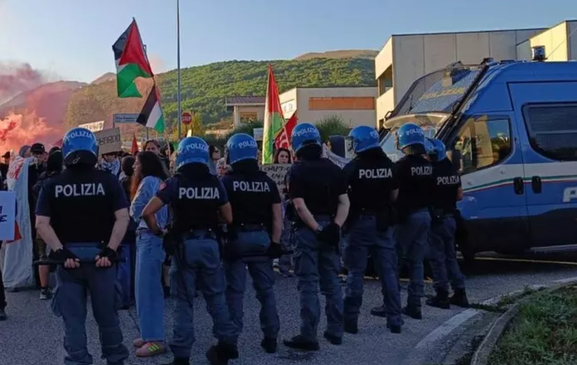 L’AQUILA: SIT-IN PRO PALESTINA DAVANTI SEDE LEONARDO, TENSIONE CON LA POLIZIA