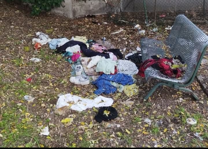 L’AQUILA: RIFIUTI E VESTITI ABBANDONATI IN ZONA DON BOSCO, ANCORA PROTESTE PER IL DEGRADO