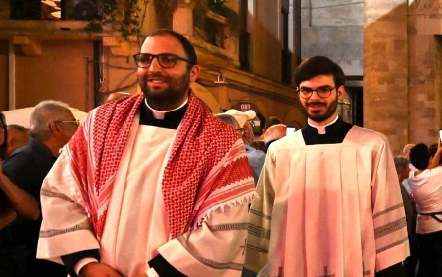 LANCIANO: IN PROCESSIONE CON LA KEFIA, DON ALESSIO, “UN MESSAGGIO DI PACE”