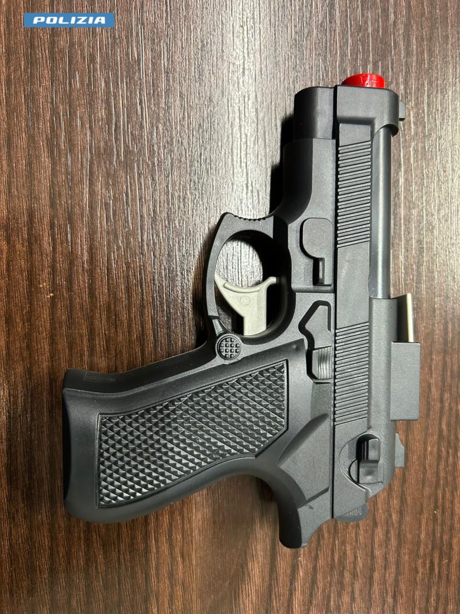 PESCARA: IN GIRO CON UNA PISTOLA GIOCATTOLO, DENUNCIATO PER PROCURATO ALLARME