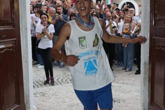 CORSA DEGLI ZINGARI A PACENTRO: ANDREA PALETTA TRIONFA TRA DUE ALI DI FOLLA