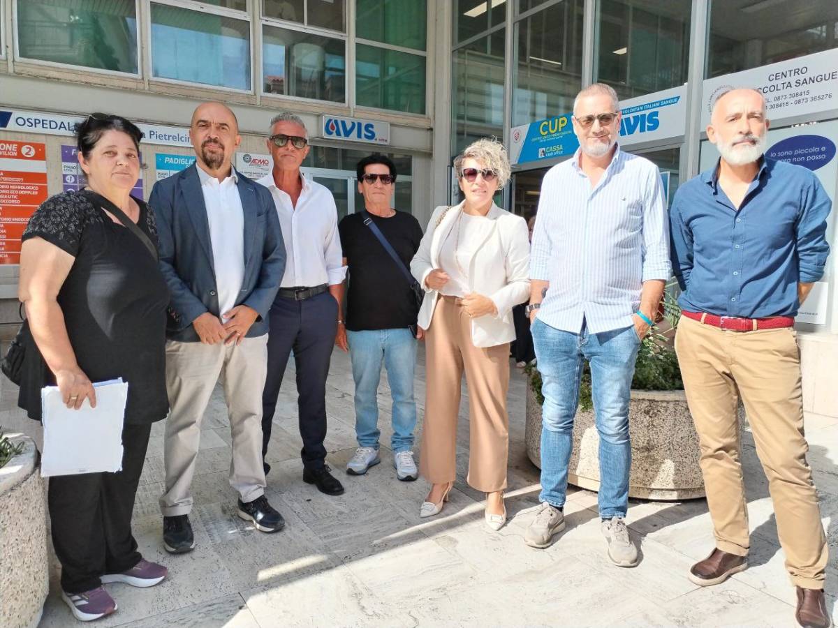 SANITA’: M5S CON CITTADINA DE ROSA A VASTO, “MARSILIO FA PROPAGANDA, LEI DENUNCIA CARENZE SERVIZI”