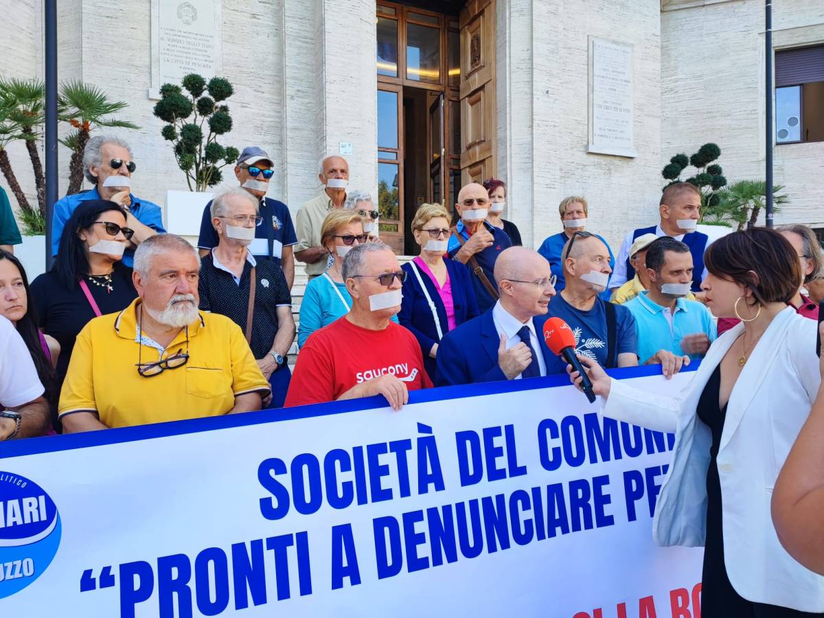 PESCARA: PETTINARI IN PIAZZA CON BAVAGLIO DOPO MINACCE DI QUERELA DA PARTE DI SOCIETA’ ENERGETICA