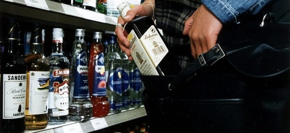 PESCARA: FUGGE DAL SUPERMERCATO CON 10 BOTTIGLIE SUPERALCOLICI, ARRESTATO 33ENNE