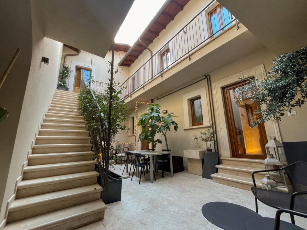 L’AQUILA: “TROPPI B&B RISPETTO A TURISTI”, TRIPPITELLI, “CENTRO BELLISSIMO CONTENITORE VUOTO”