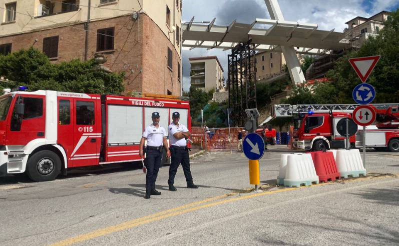 VENTO FORTE ALL’AQUILA: CADONO LASTRE DA PONTE BELVEDERE, IN CORSO OPERAZIONI MESSA IN SICUREZZA