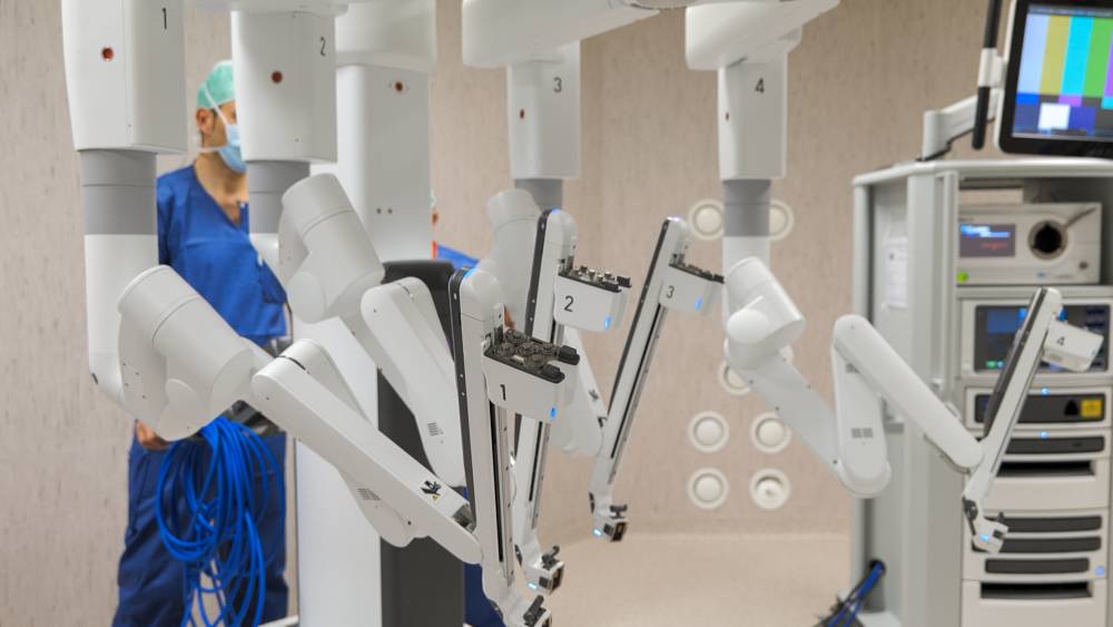 UROLOGIA L’AQUILA: RIMOSSO CANCRO RENE E PROSTATA, UN UNICO INTERVENTO CON ROBOT