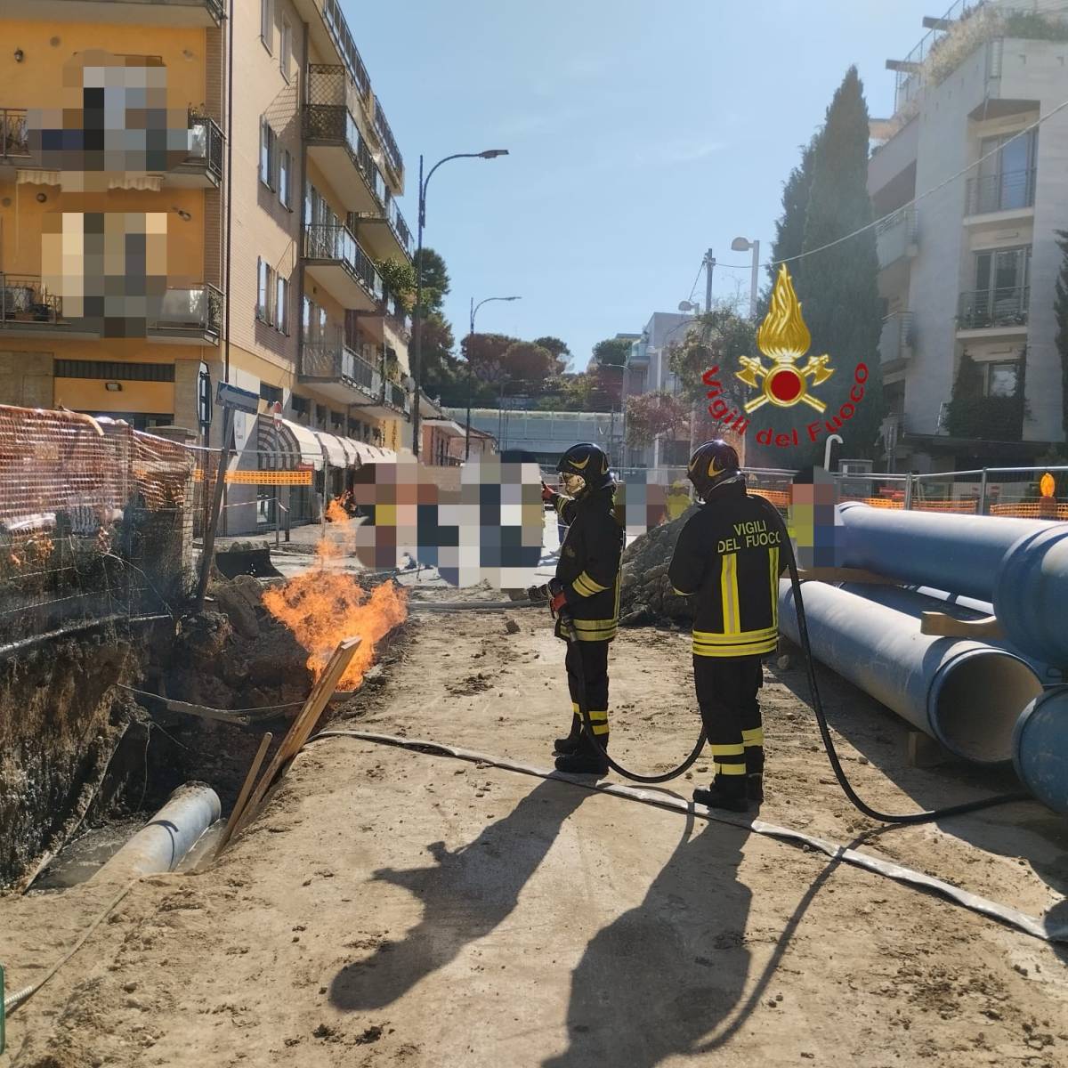 FUGA DI GAS E INCENDIO PER CAVI TRANCIATI A PESCARA: INTERVENTO DEI VIGILI DEL FUOCO