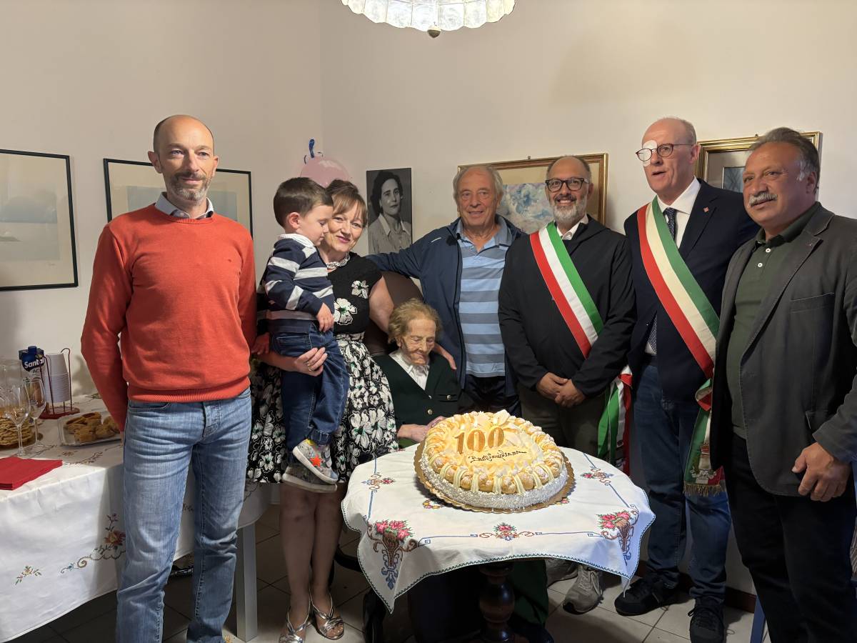 NONNA PASQUALINA COMPIE 100 ANNI: FESTA CON I PARENTI E I SINDACI DI NAVELLI E PRATA D’ANSIDONIA