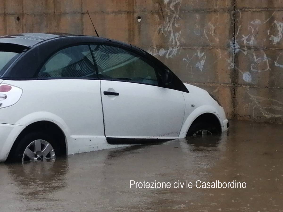 MALTEMPO A CASALBORDINO LIDO: STRADE ALLAGATE E AUTO IMPANTANATE NELL’ACQUA