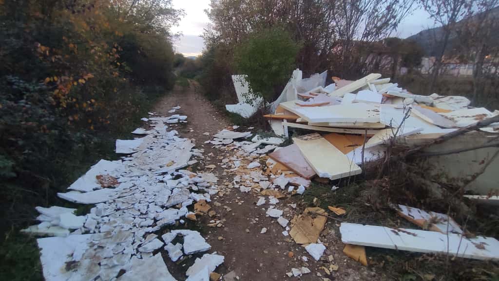 L’AQUILA: INCIVILI COLPISCONO ANCORA, DISCARICA ABUSIVA LUNGO VIA CAPITIGNANO