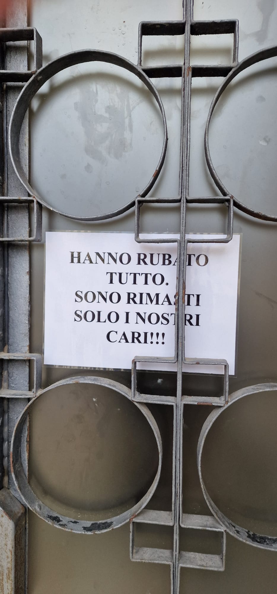 L’AQUILA: FURTI AL CIMITERO, LA SCRITTA SU UNA CAPPELLA DOPO I COLPI, “HANNO RUBATO TUTTO!”