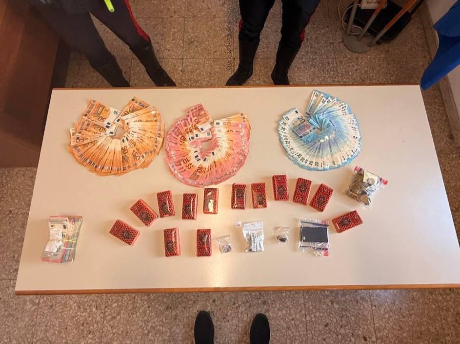 CORROPOLI: AVEVA DROGA IN CASA. TENTA LA FUGA DAL BALCONE E SPINTONA I CARABINIERI, GIOVANE IN CELLA