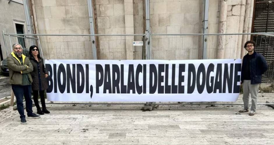 L’AQUILA: STRISCIONE CONTRO BIONDI, MAGGIORANZA VA VIA, OPPOSIZIONE, “VENITE A LAVORARE!”