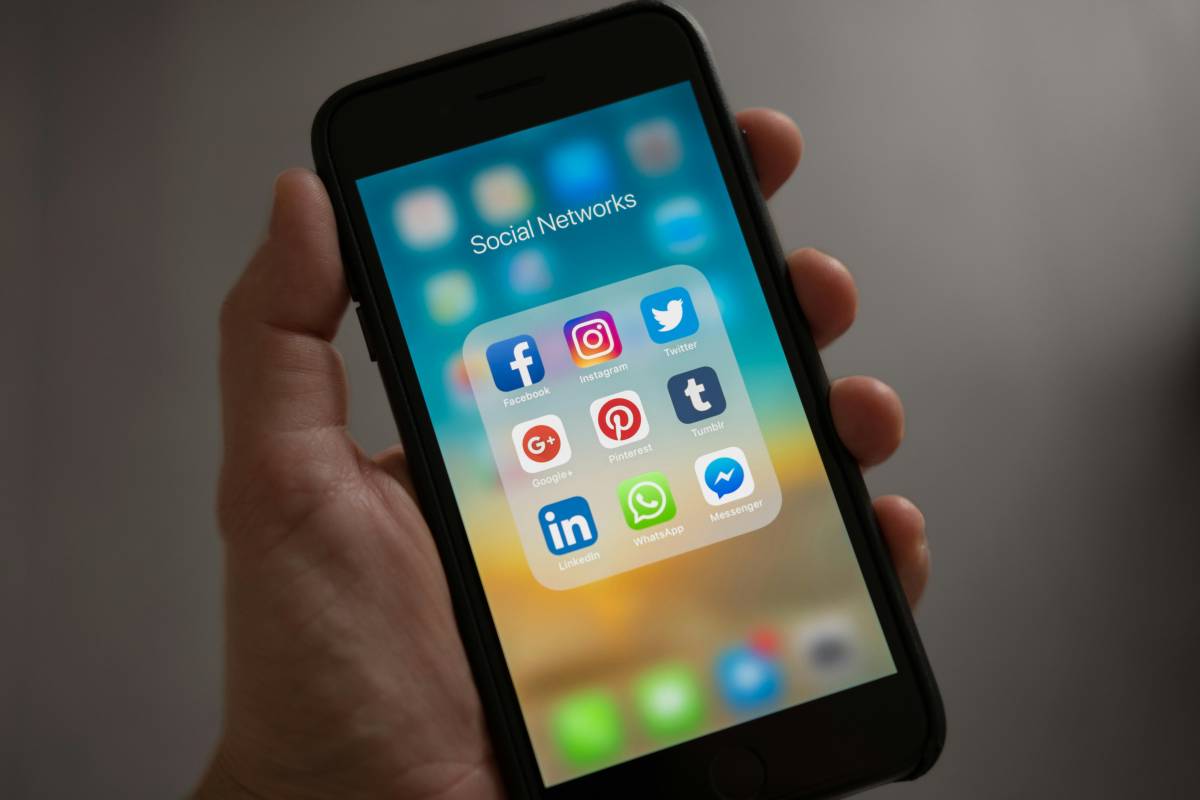 RAGGIRI DIGITALI: COME FUNZIONANO LE TRUFFE SU WHATSAPP, TELEGRAM E SUI SOCIAL